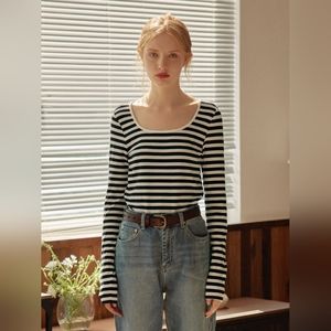 Simple Retro black u-neck striped shirt Size M